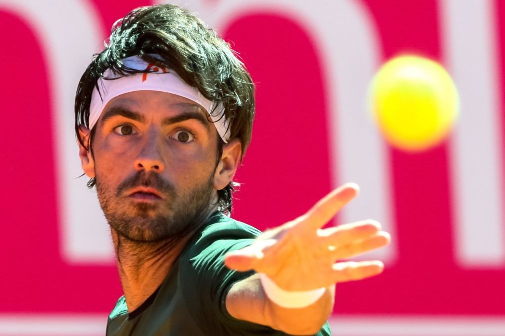 Gastão Elias nos ‘quartos’ do torneio de Lyon, ao bater Del Potro