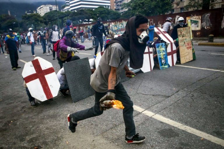 Oposição desafia repressão na Venezuela e tentar avançar até ao parlamento