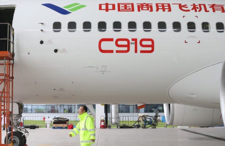 Primeiro avião grande de passageiros fabricado pela China realiza voo teste