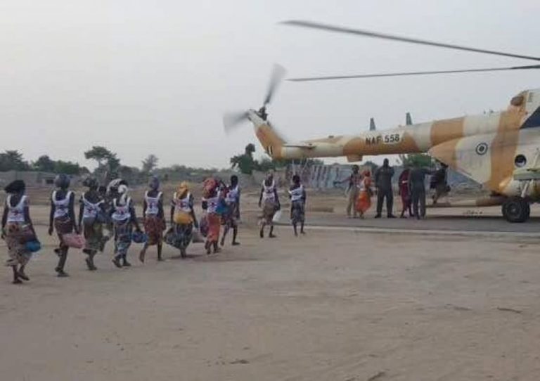 Jovens libertadas pelos extremistas do Boko Haram reencontram-se com as famílias