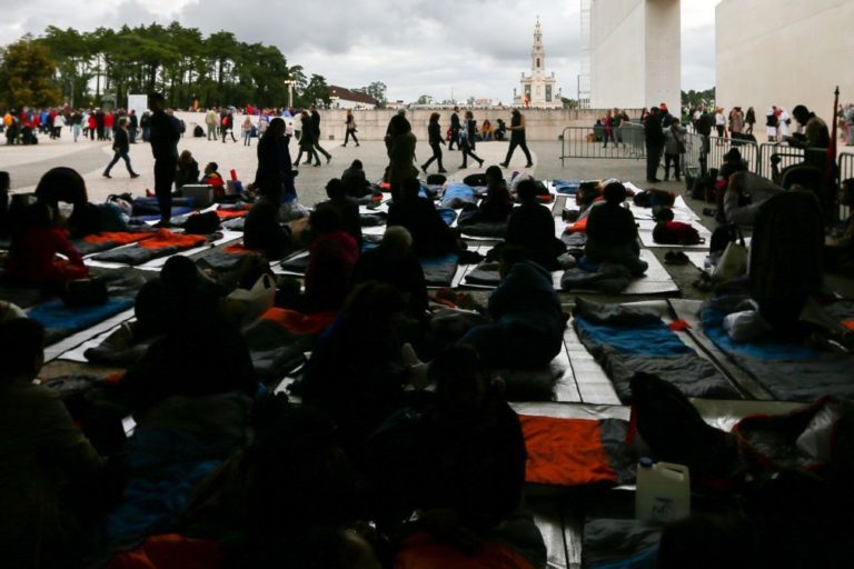 Papa: Santuário transformado em parque de campismo improvisado