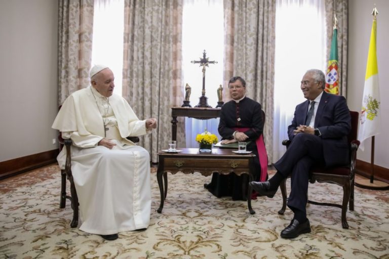 Papa: Refugiados e desenvolvimento de África entre temas falados com António Costa