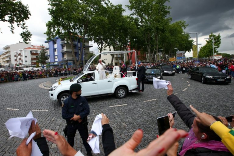 Milhares despedem-se de Francisco nas ruas de Fátima