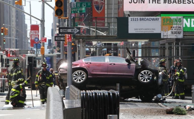 Carro atropela pelo menos uma dezena de pessoas em Times Square, centro de Nova Iorque