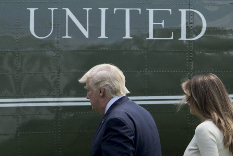 Trump recebido em Riade com honras militares pelo rei Salman