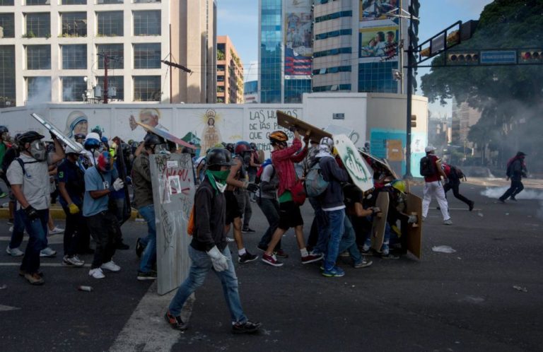 Venezuela: Seis luso-venezuelanos detidos e uma centena de comércios saqueados