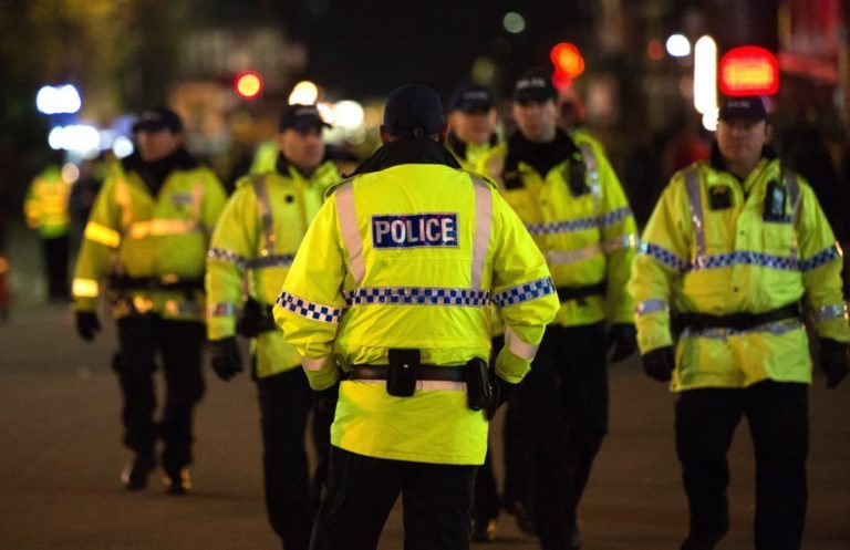 Polícia de Manchester faz explosão controlada de pacote suspeito no Arena
