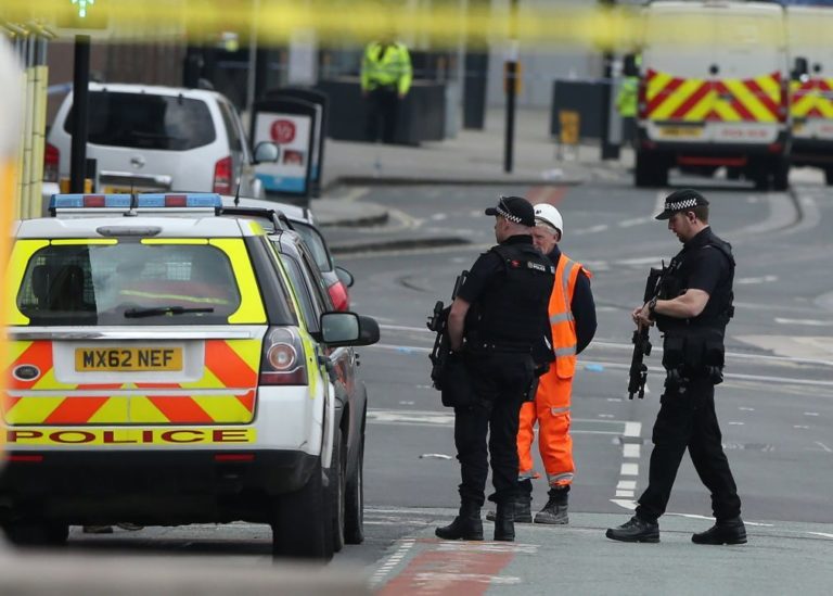 Polícia britânica evacua centro comercial em Manchester
