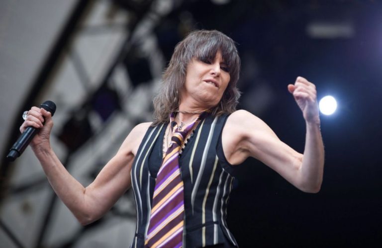 Cooljazz faz leilão solidário de guitarra assinada por Chrissie Hynde dos Pretenders