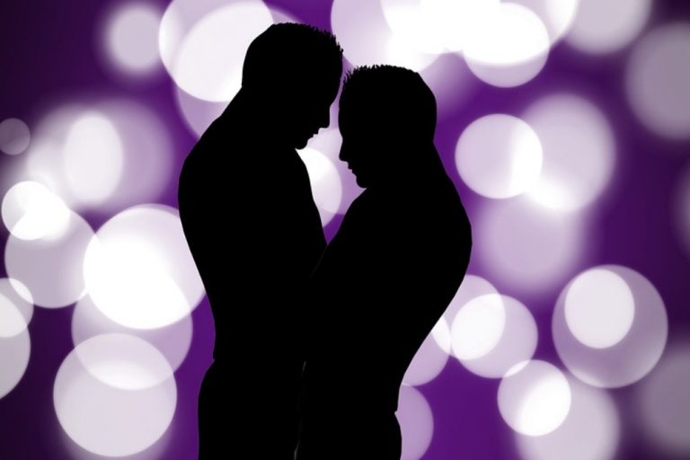 Casal de homossexuais condenados a 85 chibatadas em praça pública