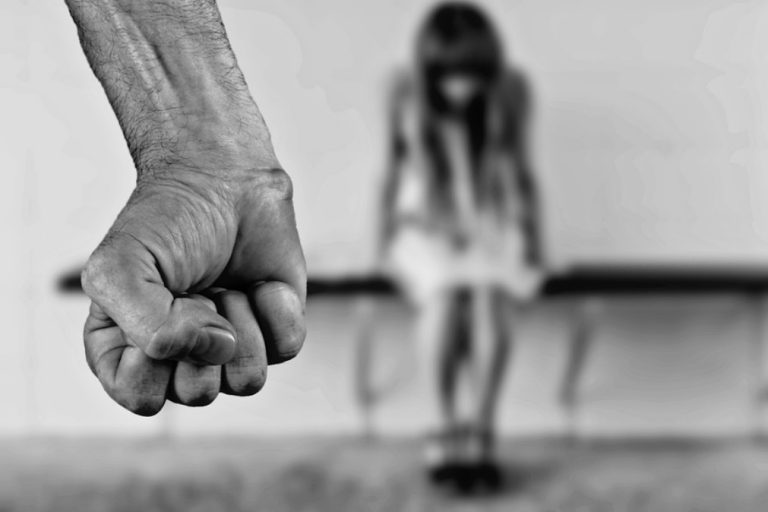 Menina de 12 anos violada por quatro jovens que puseram vídeo do crime no Facebook