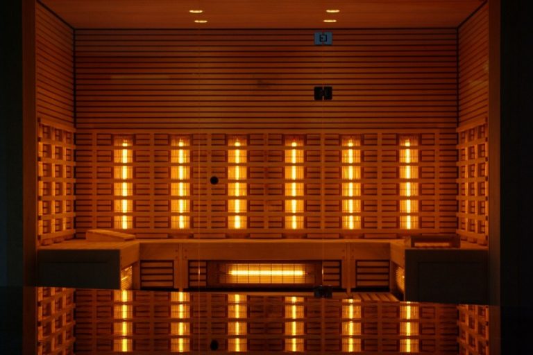 Polícia detém dezenas de pessoas em sauna gay