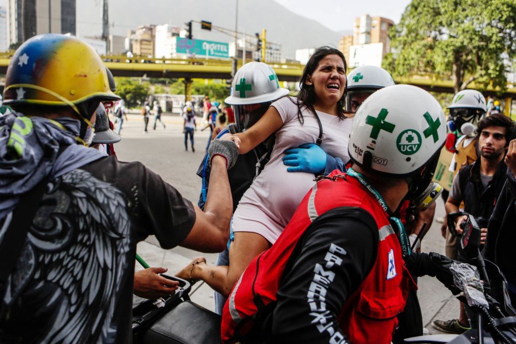 Isis Valverde Grávida usa decote quase até ao umbigo
