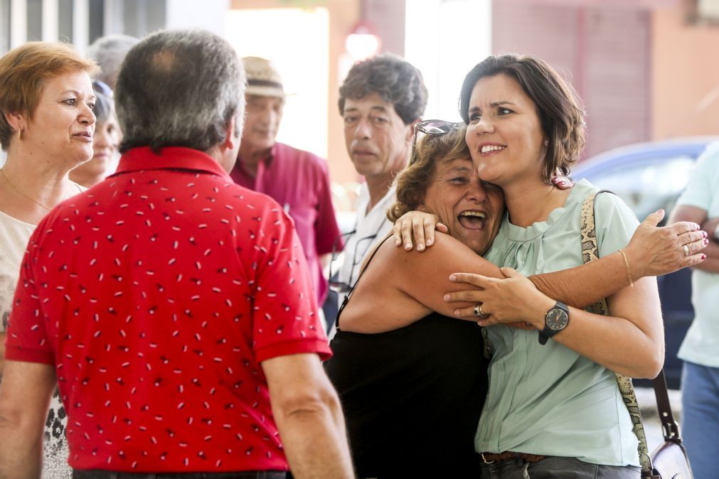 Filho de peixe sabe nadar Lyonce e Lyannii são estrelas em concerto da mãe Luciana Abreu