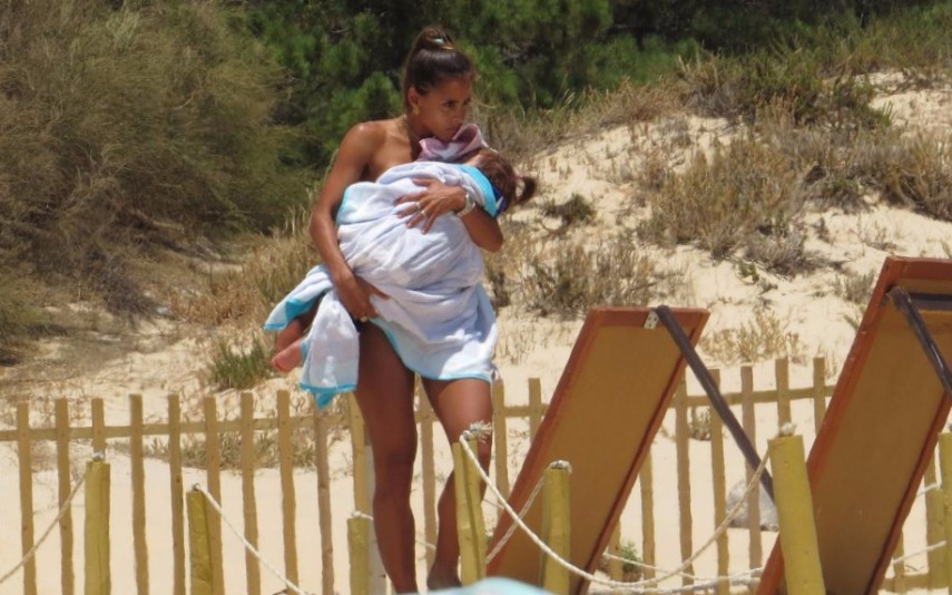 Carolina Patrocínio Apanhada na praia, responde aos “inimigos”