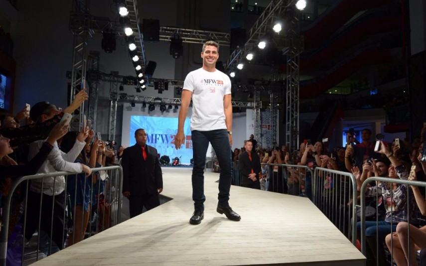 Cauã Raymond Figuras públicas desfilam na Mega Fashion Week de São Paulo
