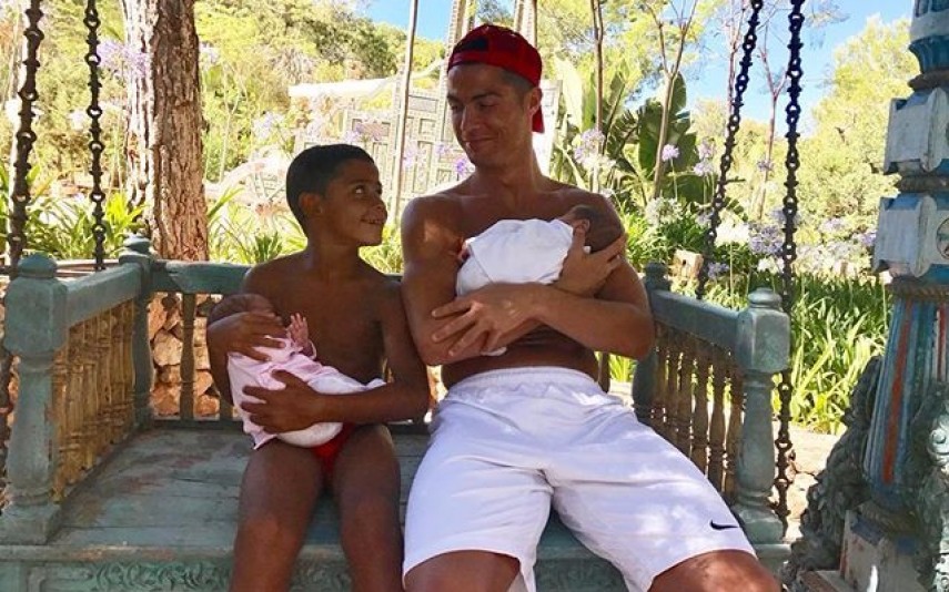 Cristiano Ronaldo Lado paternal do craque aumenta a cada dia que passa (vídeo)