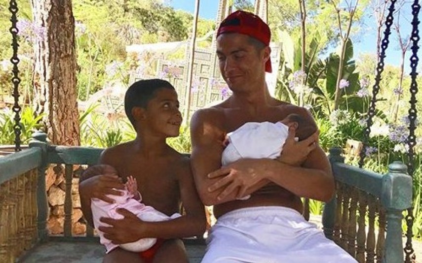 Cristiano Ronaldo O pormenor na última foto dos gémeos que ninguém reparou