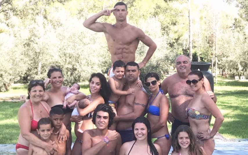 Cristiano Ronaldo O pormenor que passou despercebido na foto de família