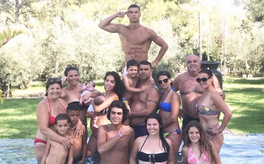 Cristiano Ronaldo Revela Georgina grávida com Mateo ao colo numa foto de família