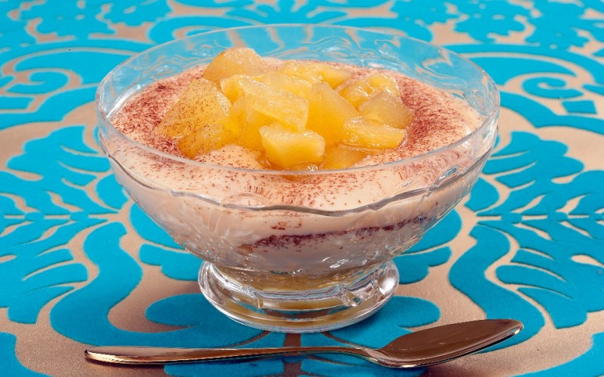 Delícia de canela e fruta Colheradas de doçura…
