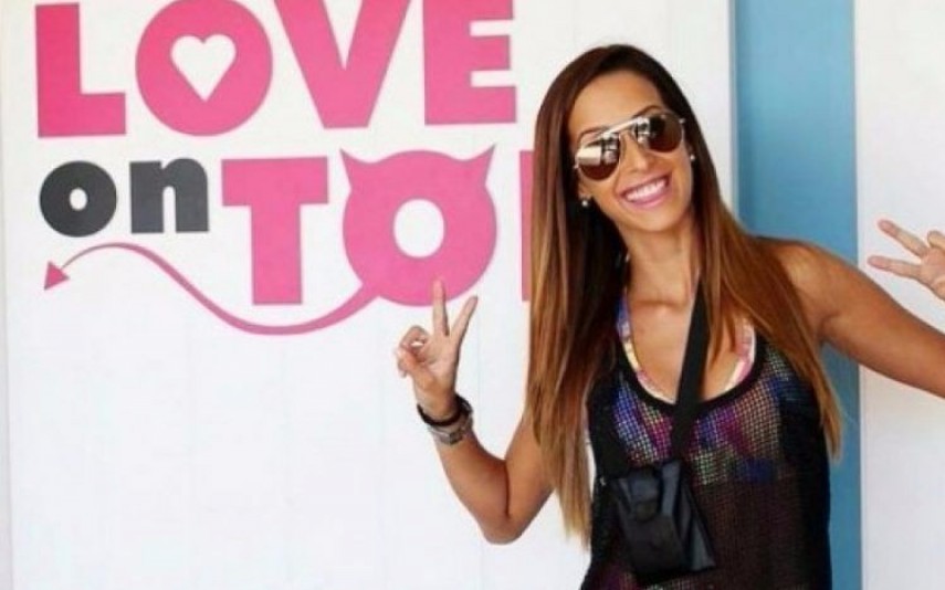 Érica Silva e Flávio Aquecem em momento erótico no quarto do amor