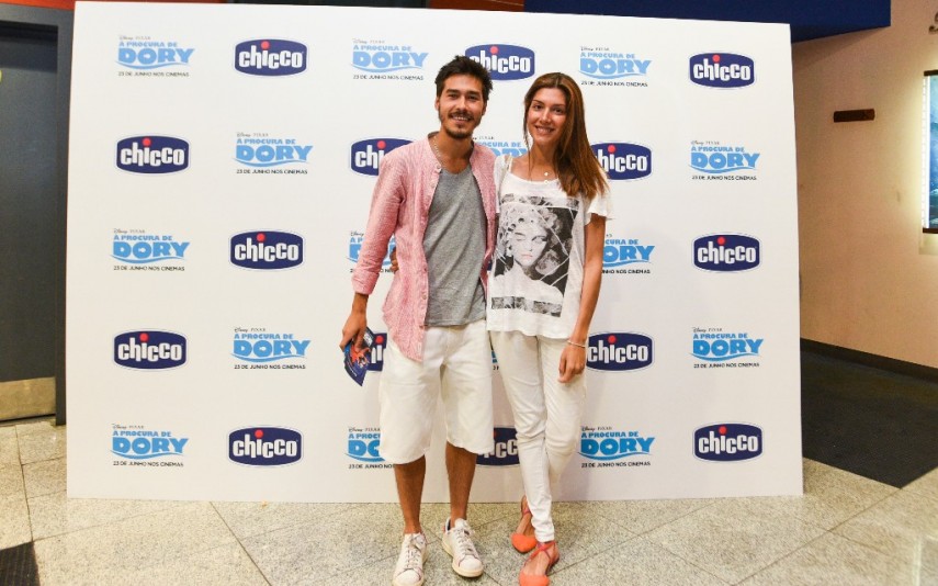 Francisco Garcia Mulher do ator exibe barriguinha em fato de banho