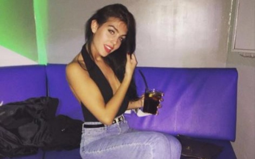 Georgina Rodriguez Mostra barriguinha enquanto faz a espargata (foto)