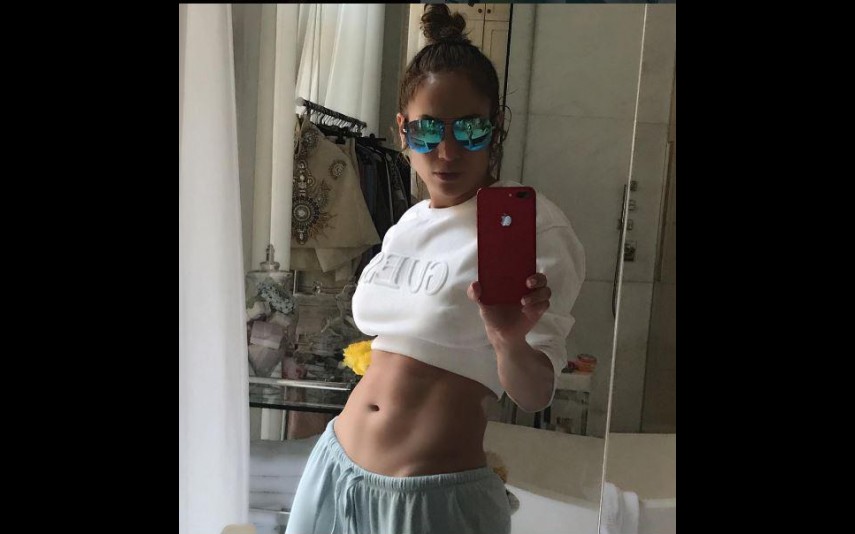 Jennifer Lopez Surge arrasadora em festa surpresa!