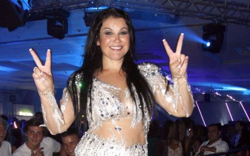 Kátia Aveiro Deixa indireta em foto com biquíni cavado