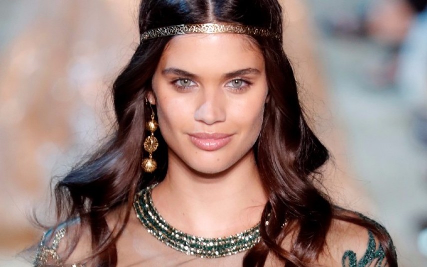 Sara Sampaio inspira-se na realeza Rainha em Paris!