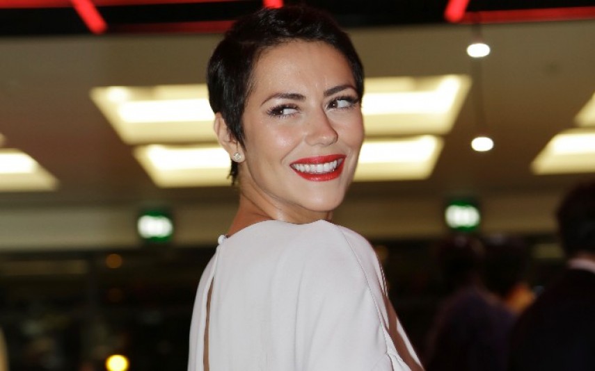 Sofia Ribeiro Após polémica com o peso, exibe curvas em fato de banho cavado