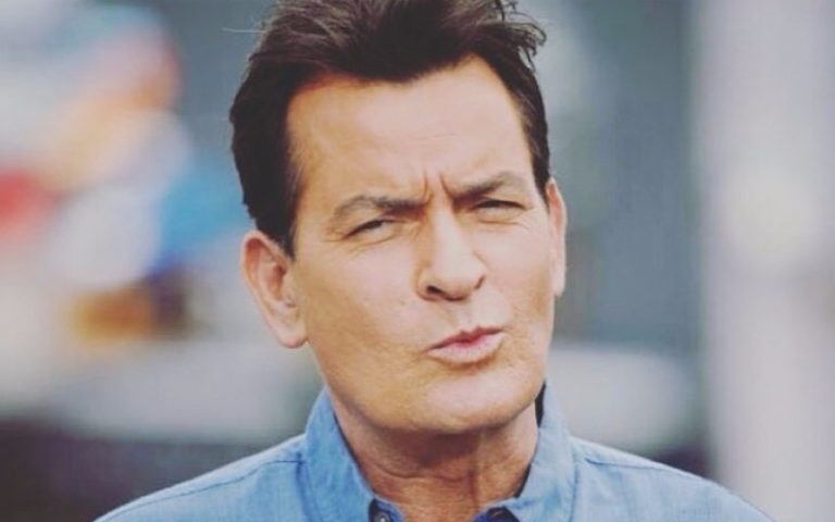 Charlie Sheen Mãe da vítima diz que não foi o ator quem violou o filho