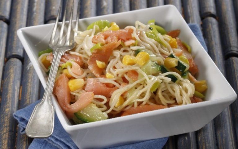 Noodles com salmão e legumes Receita Fácil & Rápida