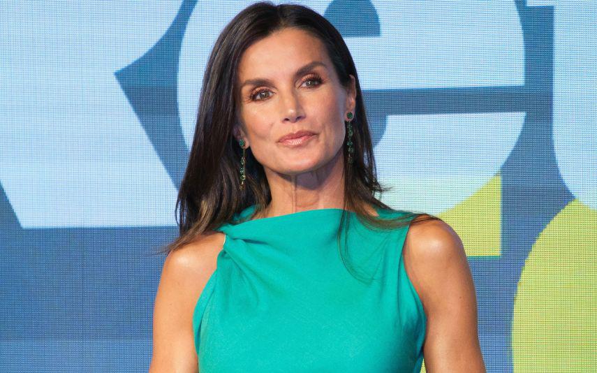Letízia – Deslumbra em ato oficial com look “elegante sem esforço”