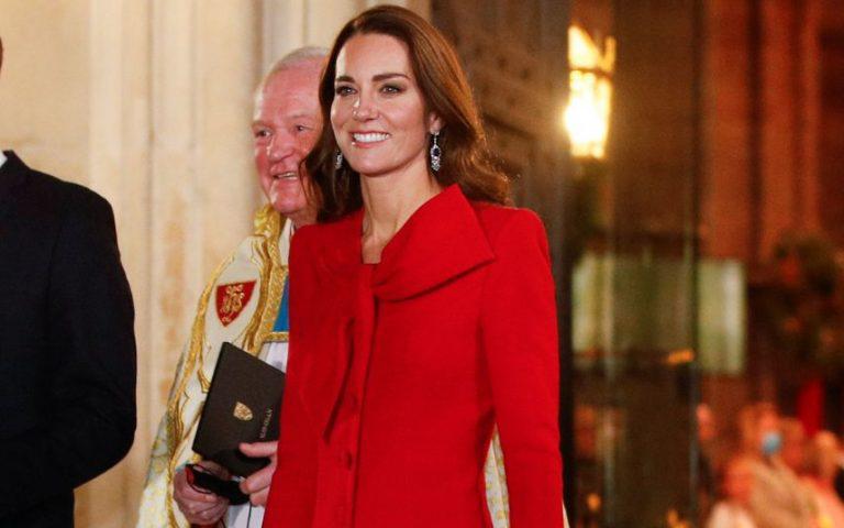 Kate Middleton – De princesa a rainha das tendências dos sobretudos vermelhos