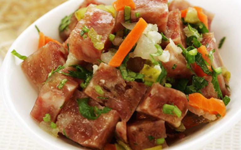 Salada de torresmos - Crocante, colorida e cheia de vida!