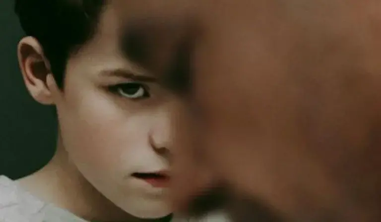 Adolescência: Série de sucesso na Netflix é inspirada em crime cometido por jovem de 13 anos