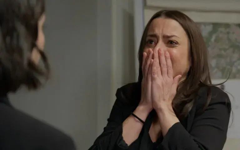 Beatriz é presa e revela tudo a Sofia: “Sou eu, mãe… a Ana!”