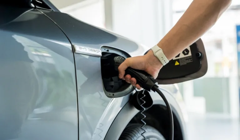 BYD anuncia carregamento de elétricos tão rápido como atestar o depósito de um carro a gasolina
