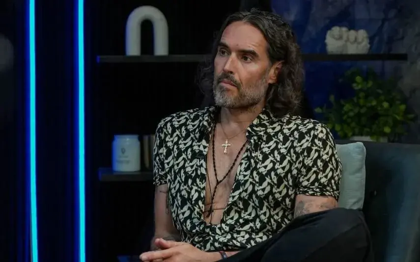 Russel Brand – Ex-marido de Katy Perry acusado de cinco violações… por quatro mulheres