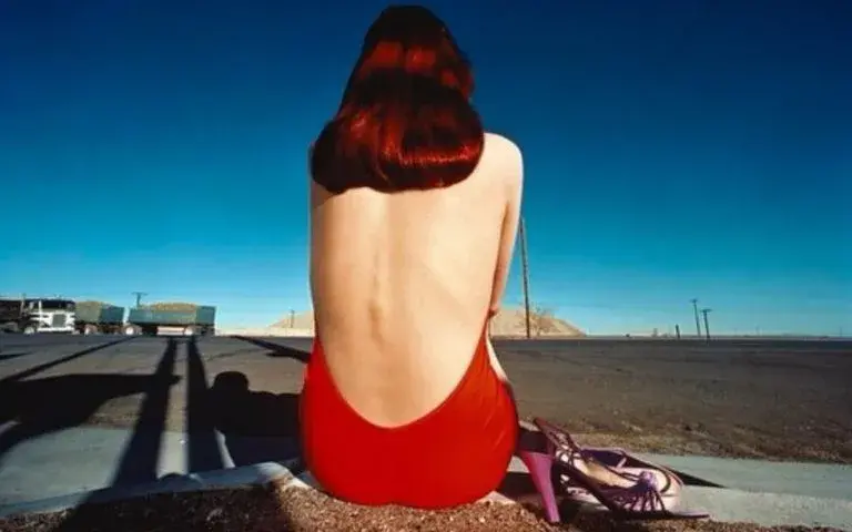 A Processar por Catarina Rito – Guy Bourdin: O fotógrafo provocador da moda contemporânea