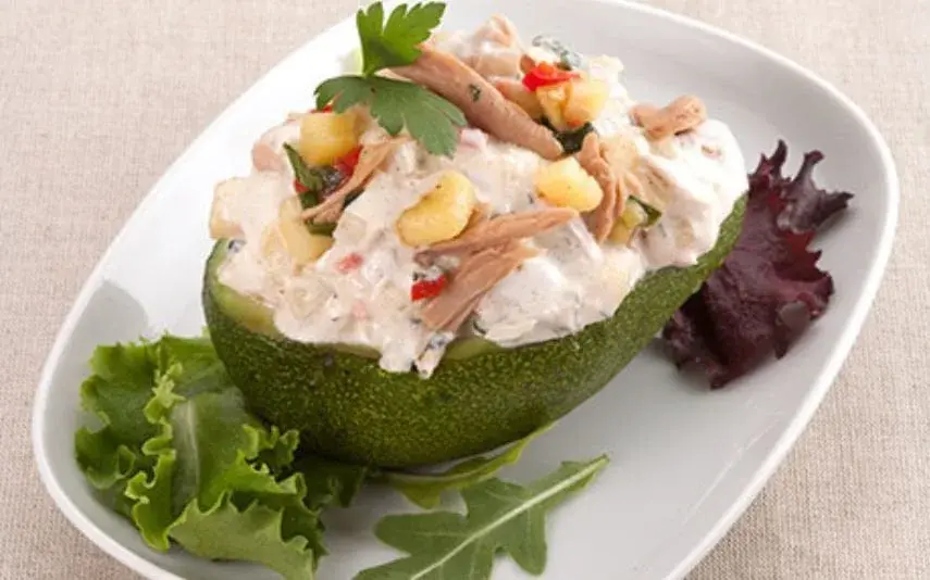 Abacate com salada de atum – Esta é a escolha perfeita para os dias mais quentes e longos!