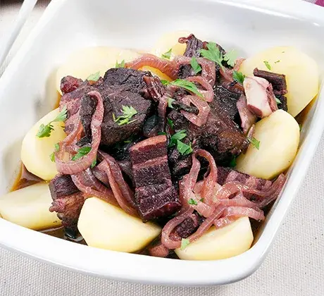 Borrego em vinho tinto