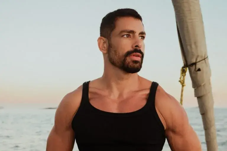 Cauã Reymond faz revelações sobre a infância: “Sofri muito bullying”