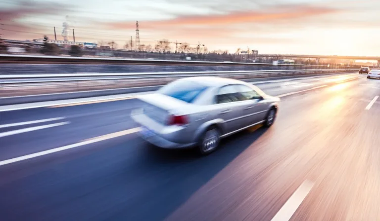 É por isto que não deve andar a 140 km/h na autoestrada (e não estamos a falar da multa)