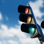 Semáforos não funcionam? É isto que tem de fazer na estrada