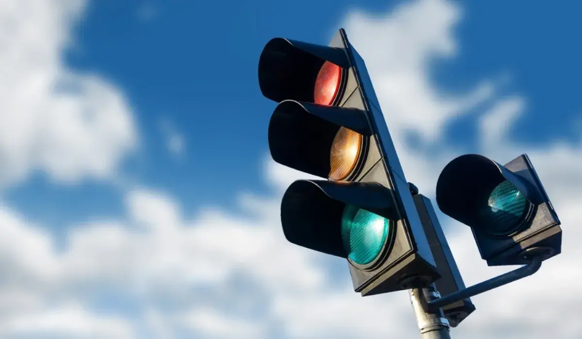 Semáforos não funcionam? É isto que tem de fazer na estrada