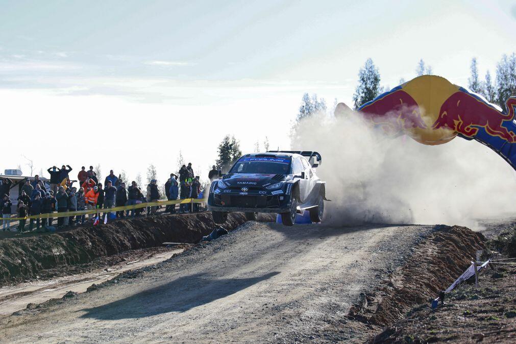 Kalle Rovanperä no comando após despiste e desistência de Sébastien Ogier no WRC