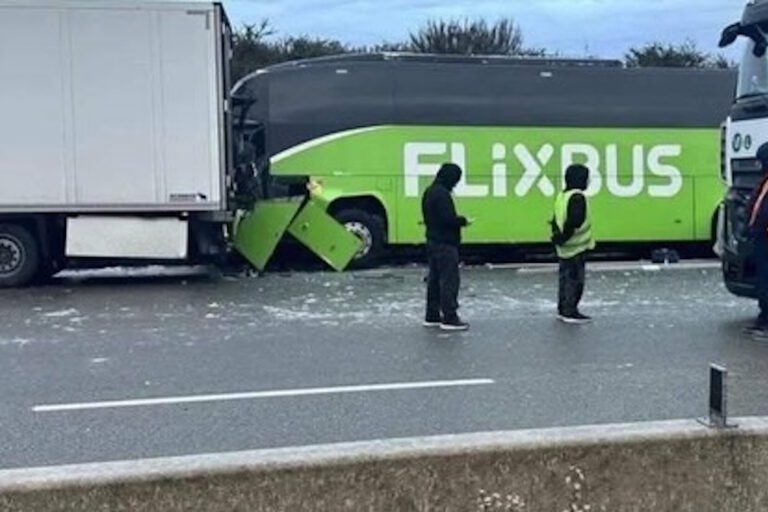 Choque em cadeia com autocarro português faz vários mortos e feridos
